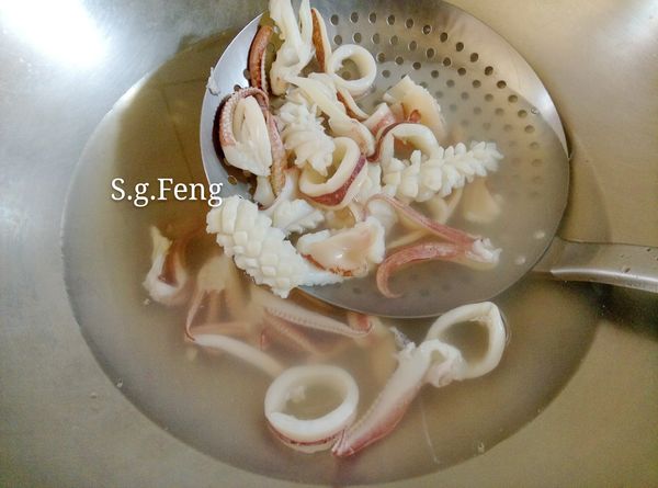 11.起鍋開中火，加入約1000cc的水煮滾後，再加入透抽汆燙，拌一下至捲曲即可關火(約40-50秒)，撈起。