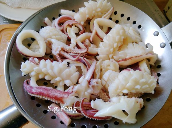 13.若沒有準備冰開水，亦可將透抽攤開、翻動一下(加速冷卻)，瀝乾水份放涼。