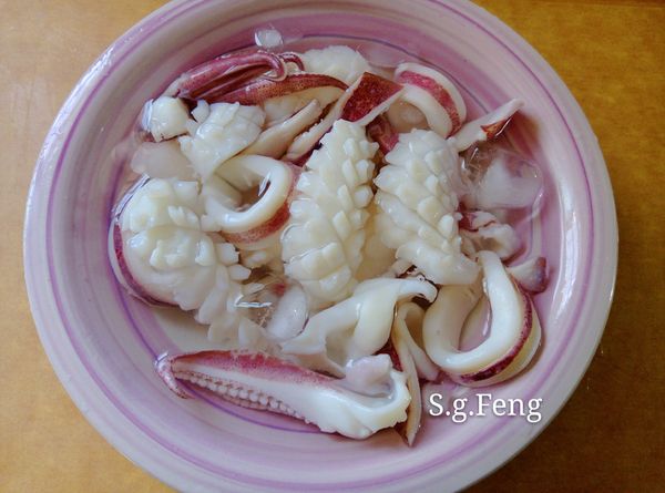 12.將透抽放入冰開水中漂涼，完成後再瀝乾水份。(漂涼冰鎮可增加脆口彈牙的口感)。