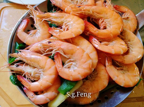 19.將白蝦撈起瀝乾水份放涼。
(這樣就完成一道"水煮白蝦"，也可以單獨為一道菜，原味品嚐也很棒!)