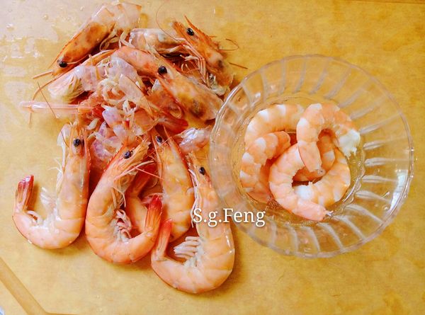 20.再將蝦頭與外殼剝除，取出蝦肉。