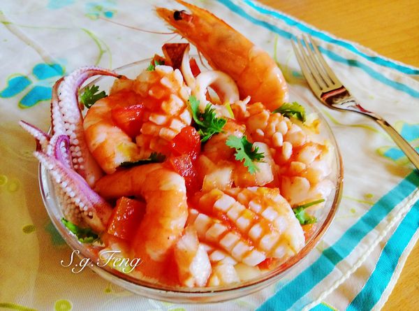 21.將汆燙好的透抽(步驟12,13)與白蝦(步驟20)加入莎莎醬(步驟7)，拌勻即完成"莎莎醬海鮮"。