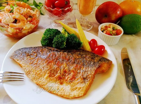 24.將鱸魚片起鍋盛盤，再擺上配菜或水果等。