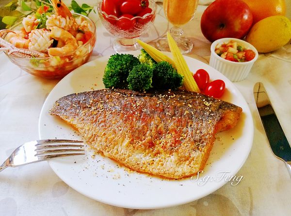 25.也可依個人喜愛撒上黑胡椒粒或蒜香黑胡椒粒...等，再配上莎莎醬與莎莎醬海鮮等一起食用。