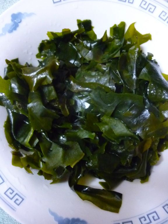 海菜燙熟；洋蔥；薑；紅蘿蔔燙熟切絲；青蔥切段，備用。