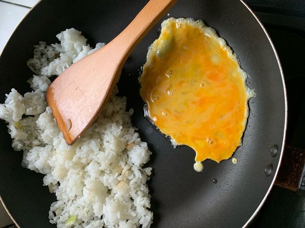 1.飯大致都散開後播到旁邊，下蛋液。
2.將蛋液與飯混合

⚠️注意油量！若加入蛋液沒有足夠的油量容易沾鍋。