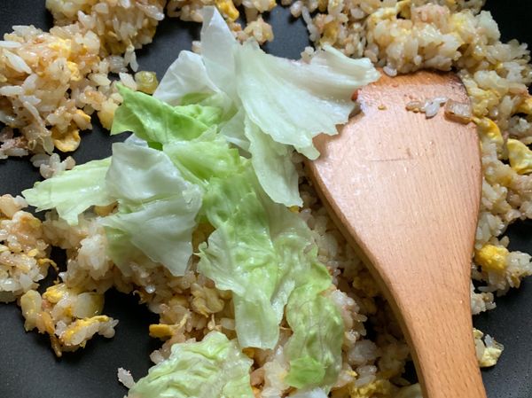 加入美生菜

⚠️美生菜炒飯是我的小撇步！意外的很美味，若家中剛好有美生菜不訪試試唷～