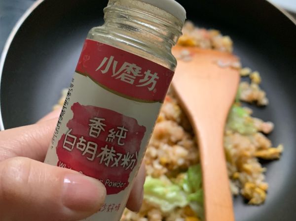 1.加入白胡椒/鹽巴
2.傻上蔥花

⚠️明太子和醬油本身都有鹹味，鹽巴可以看個人口味決定是否要加唷！
⚠️白胡椒有提味去腥的效果🧚‍♀️