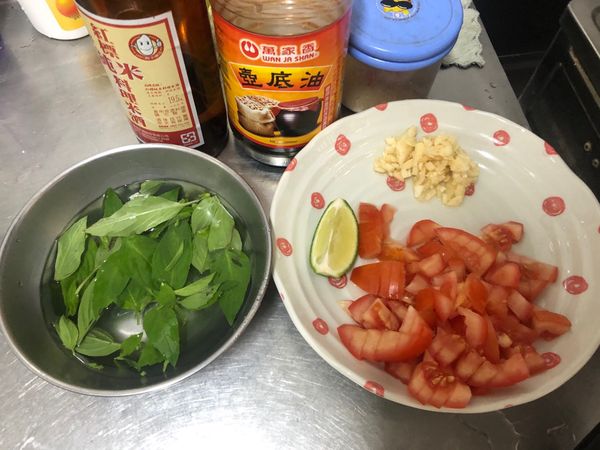 食材準備
1. 豬絞肉（細）我都是買全聯的，有分粗細，可依個人喜愛的口感選擇
2. 牛番茄，切小塊（平常我都切更小塊啦）
3. 九層塔，摘葉用
4. 調味料為：醬油、二砂糖、檸檬、米酒
由於魚露我個人不愛，家裡也比較用不到所以直接省略🤭
