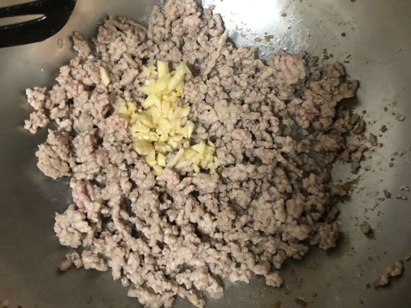 加入蒜末翻炒（我平常會用更多蒜末，今天懶惰所以少了一點🤫）