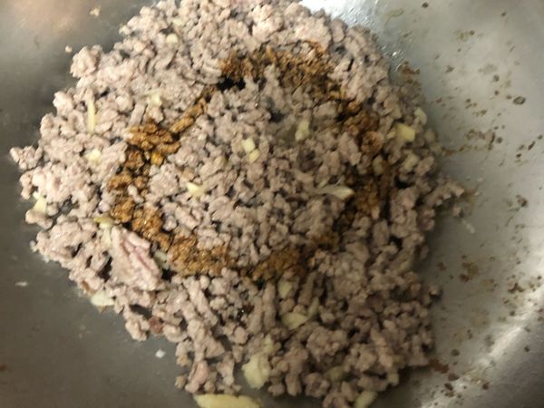 加入醬油、二砂（可加可不加）、米酒、一舟的檸檬（四分之一）擠汁