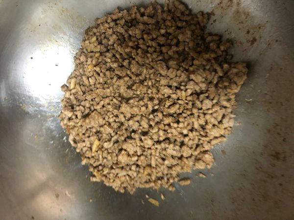 翻炒後試味道，我通常會覺得不夠鹹就再加一點醬油