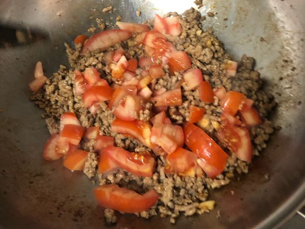 加入蕃茄，翻炒一下