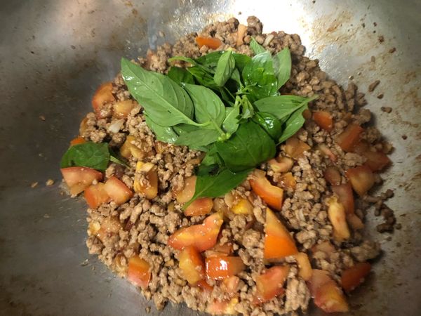 加入九層塔，最後開大火收汁