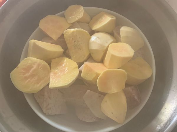 把地瓜、芋頭外皮去除切成塊狀，電鍋放一碗半的水，食材內加如半碗開水和冰糖放入鍋蒸到食材軟即可