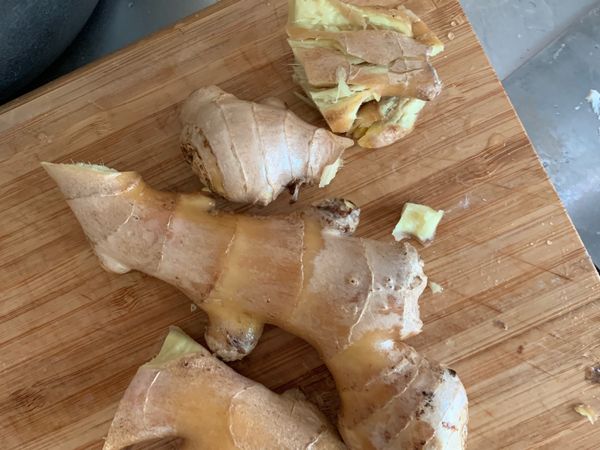老薑洗淨用刀背拍碎，這樣才容易煮出味道