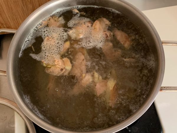 燒一鍋水，水滾後把老薑放入，用中小火慢慢熬出味道，約25-30 分鐘