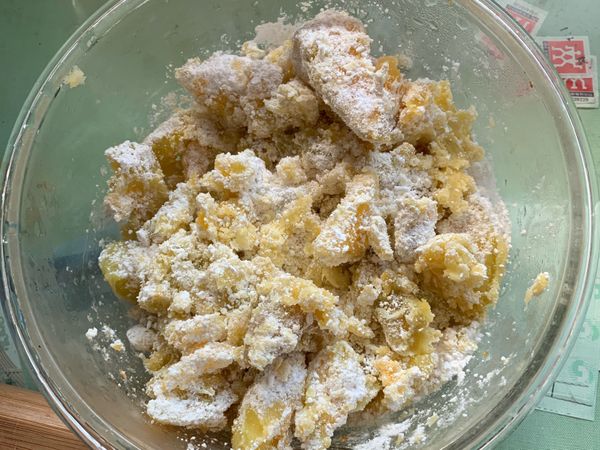 把電鍋蒸熟的地瓜跟芋頭各拿一些出來製作地瓜圓跟芋頭圓，兩種口味要分開製作，食材壓碎後加入樹薯粉，揉成糰即可