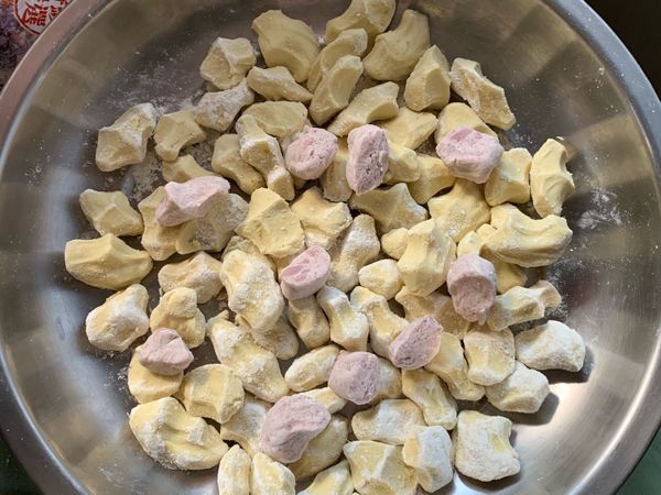 再用手捏成圓或是搓成長條後用刀切小圓，地瓜完成後芋頭一樣加入少許樹薯粉揉成糰後切小圓，表面再灑上少量麵粉以防沾黏後備用