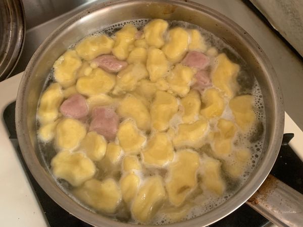 再燒鍋水把剛製作好的綜合圓煮到浮起即可，差不多水滾後8分鐘，撈起，連水加入一些以防沾黏喔