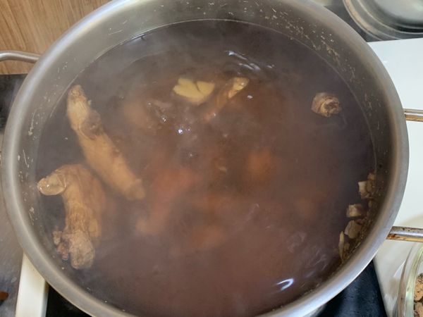 薑汁煮到25-30分差不多成這樣的咖啡色就差不多有辣味了，關火後再加入適量的黑糖，看個人喜歡的甜度調整