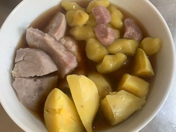 再把電鍋蒸好的芋頭和地瓜取出，剛煮好的地瓜圓和芋頭圓加在一起，加入熱熱的薑汁～完成✅