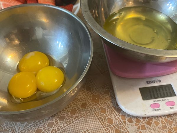 1.將雞蛋，蛋白和蛋黃分離
2.只留蛋白的部分即可
3.我大約使用3顆蛋，約100g左右