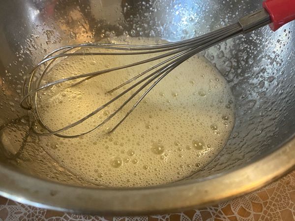 1.加入砂糖100g
2.砂糖+蛋白打發（硬態發泡）

⚠️因為家裡沒有機器，所以我是用打蛋器，用手打發
若用手打發需要花費一點時間呦～