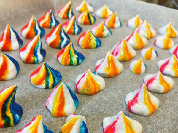 1.放入擠花袋中➡️擠至烤盤上
可使用色膏（也可不使用）
（我使用：藍色、粉色、黃色）
2.進烤箱囉～
（上：110度；下火：110度）
進烤箱時間約90-120分左右

⚠️可能有大小差異，時間就會有差異喔～
可以摸摸看是否還軟軟的
如果還是軟軟的就還需要繼續烤呦～
可從烤盤紙上順利拔掉，就好囉～