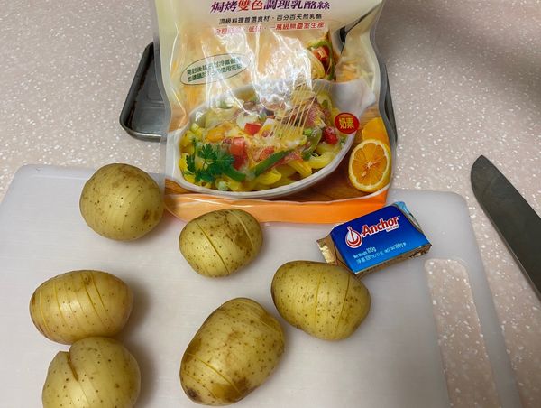 將馬鈴薯洗淨後，每顆以0.3-0.5公分左右的間距劃刀不切斷，奶油只用了圖中的1/4