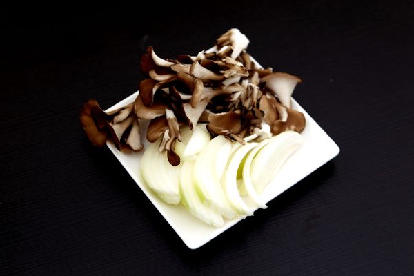 洋蔥切片、舞菇剝小塊，雞胸肉去皮及無鹽奶油備用