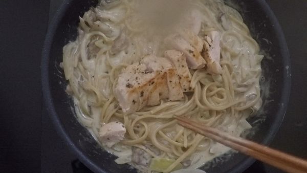 醬汁收至快乾時加入鮮奶油拌勻，撒入些許黑胡椒、羅勒葉跟切好的雞胸肉拌勻至雞肉熟透後收汁即可