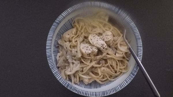 最後盛盤，撒上些許黑胡椒及羅勒葉即可