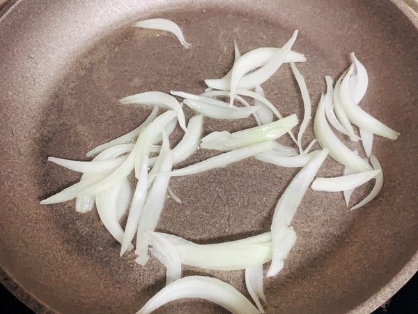 熱鍋加入適量的油，油熱後先炒洋蔥