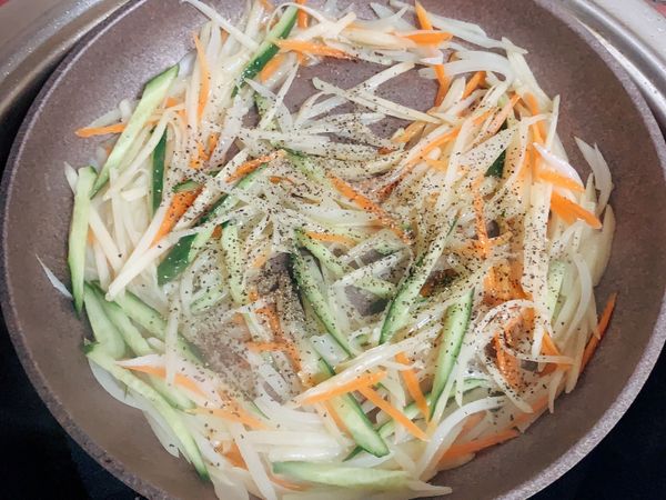 快起鍋前加入小黃瓜絲、黑胡椒及鹽調味到自己喜歡的口味
拌炒均勻即可上桌