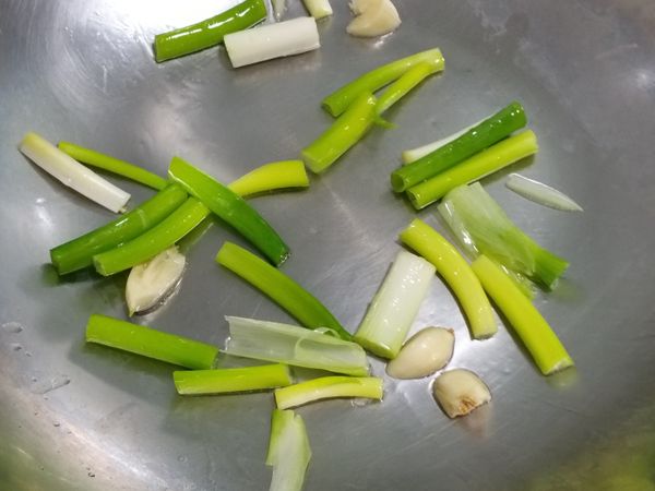 將蔥段、蒜頭下油鍋炒香