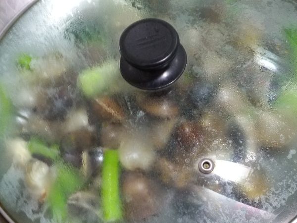 小心將蛤蜊入鍋，再加入米酒，把它們蓋上鍋蓋悶一下！過程不需加鹽，蛤蜊本身就是鹹的了！