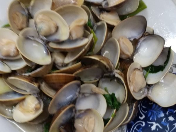 看到蛤蜊都開殼了，就可以上桌啦