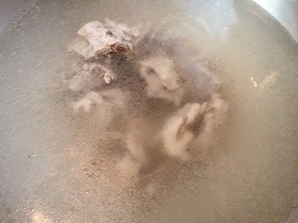 雞骨頭川燙好，下鍋熬湯