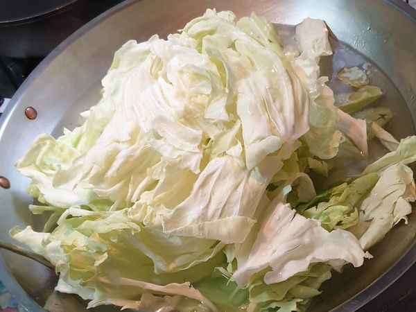 開始下料，高麗菜先煮軟