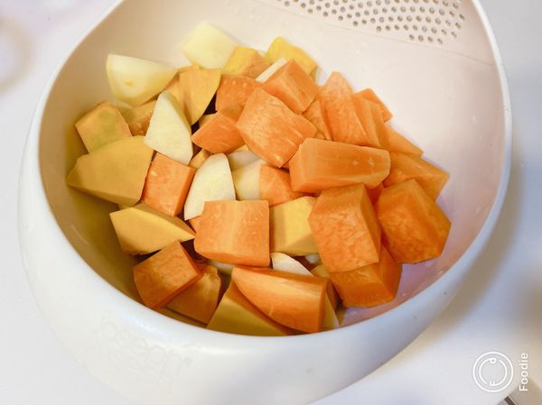 先將蘿蔔、薯仔、南瓜切粗粒。