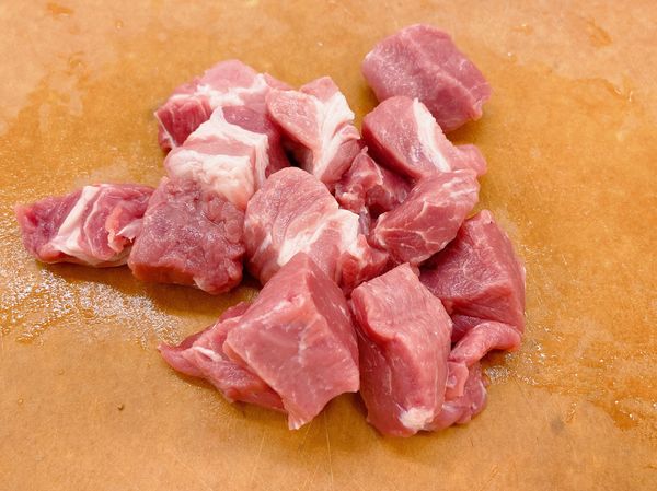 豬肉切粒，備用。
