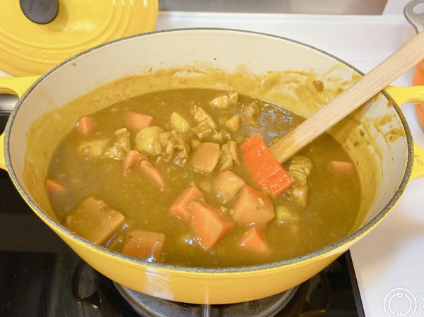 熄火，加入日本咖喱磚伴勻。