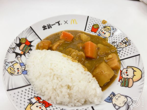 於碟上放飯，再伴以咖喱汁即成。