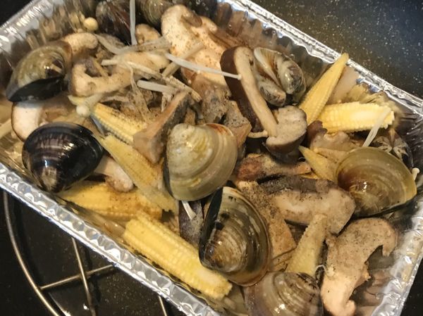 將所有的菜洗一洗切一切

丟入盤中 ～調味就可以了

加一點點水入盤中下去蒸～

蛤蜊怕太老可以外鍋水滾後再放進去

瓦斯爐蒸-（全程加蓋滾後小火蒸）
鍋子記得加水啊！

電鍋蒸也可以～

清爽又不油膩！