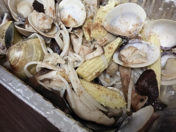 其實蒸熟的樣子很漂亮
結果被我打翻了
那些蛤蜊的精華都打翻了
我就是要蛤蜊的鮮讓菇類吸收啊！


💯簡單減醣無油料理