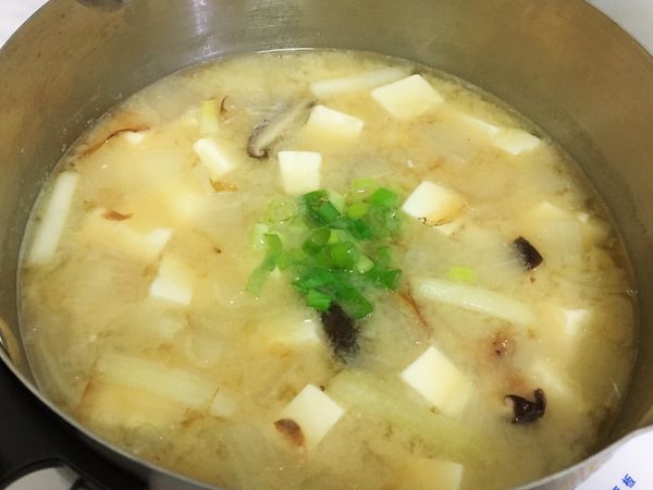 1、鍋中放入洗米水、洋蔥、乾香菇，開火，煮至洋蔥熟透。（乾香菇煮軟後再取出切絲）
2、加入豆腐、柴魚片及蔥白一起煮。煮至洋蔥熟軟。
3、加入味噌煮至化開。
4、最後加入烹大師鰹魚粉，攪拌均勻即可關火起鍋囉。

☘️享用前加些蔥花會更好喝喔！