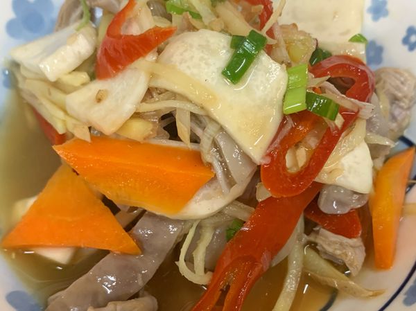 魚腸清洗後用鹽在洗一下
洗淨後川燙取出