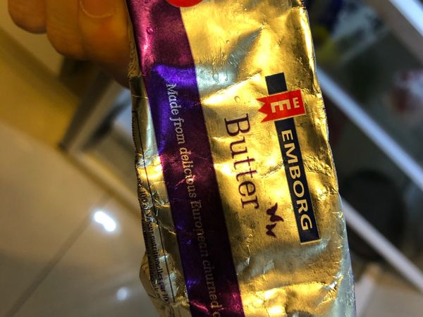 1.把所有的菜洗乾淨，切成塊狀。
2.熱鍋。
3.用奶油與切好壓碎的蒜頭末一起大火炒到焦黃。