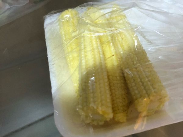 1.加洋蔥
2.加玉米筍
3.加金針菇
4.雞肉備好，另一個鍋子煮義大利麵（大火滾2分鐘後用小火維持不變）